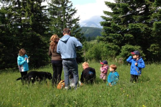 Mit der Familie wandern gehen