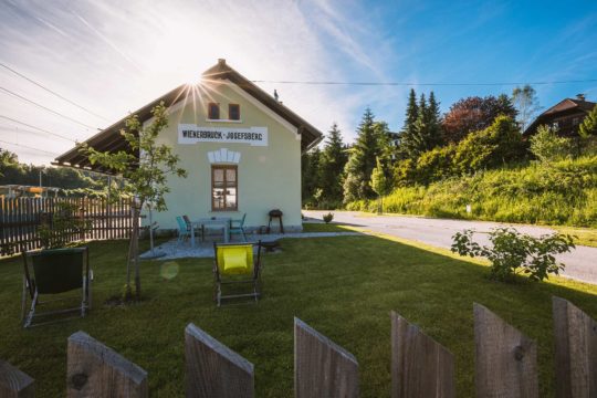 Essplatz im Garten vor dem Apartment Himmelstreppe