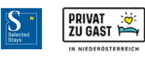 footer-logos Zwei Logos: links ein blaues Quadrat mit einem weißen S, einem gelben N und dem Schriftzug Selected Stays, rechts PRIVAT ZU GAST über einem Bett mit gelbem Herz, darunter IM NIEDERÖSTERREICH.