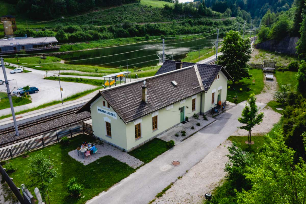 Bahnhofsgebäude Wienerbruck-Josefsberg im Grünen von oben